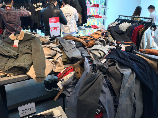 Zara Sài Gòn và Hà Nội đông nghịt, dân tình xếp hàng dài ngay ngày đầu tiên giảm giá